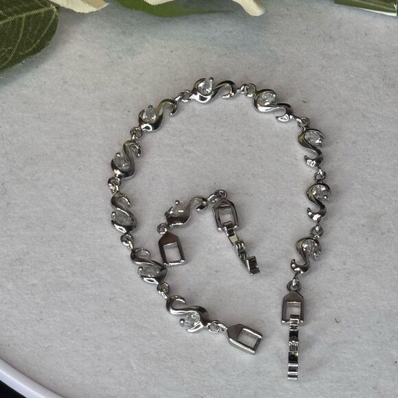 Swan Crystal Tennis Bracelet Made With Swarovski Crystals - Picture 9 of 9